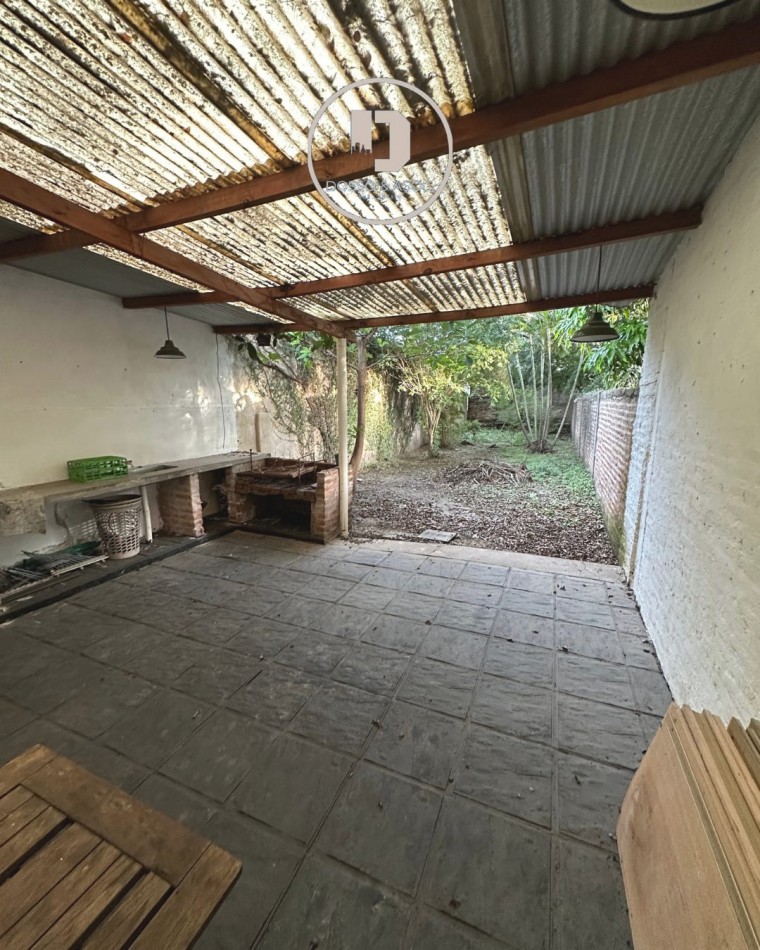 CASA EN VENTA EN CALLE ARTURO ILLIA 1850